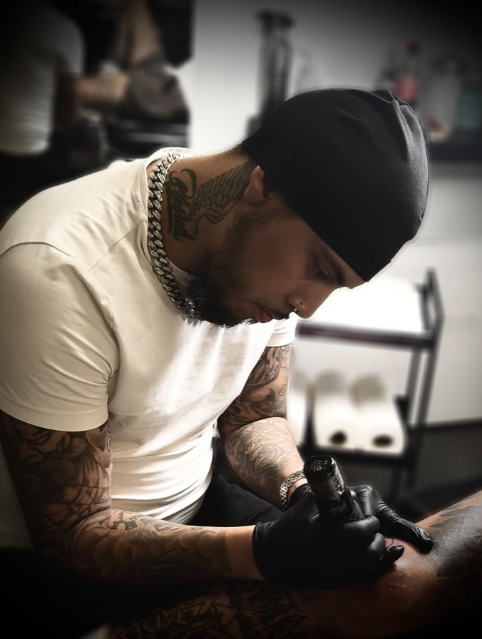 Kaio, artiste tatoueur d'Urban Ink en action pendant une séance de tatouage
