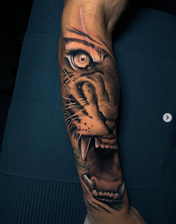 Tatouage réalisme noir et gris